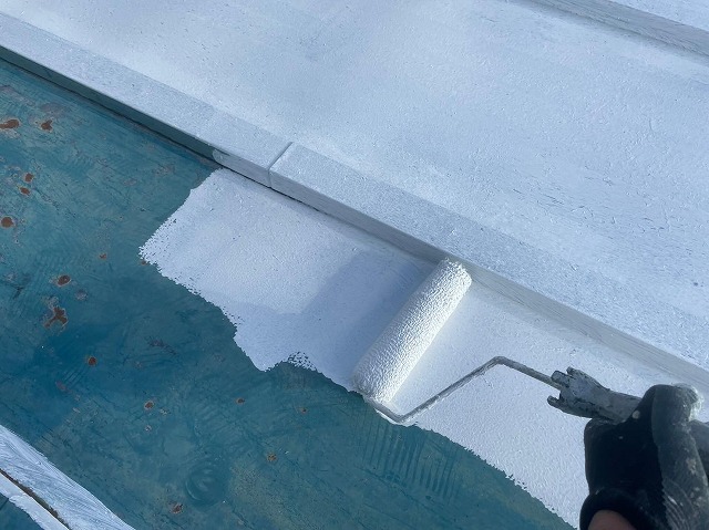 南都留郡富士河口湖町　瓦棒葺き屋根塗装　下塗り　サビカットⅡ
